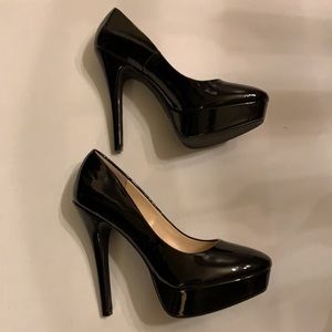 Women’s black Jessica Simpson shoes. (7.5)
